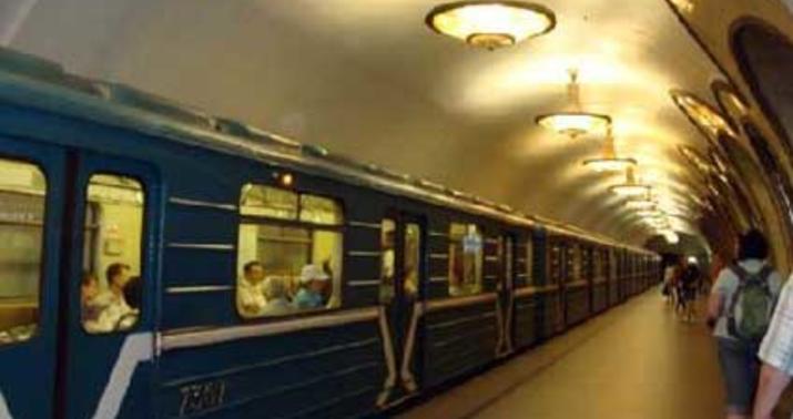 Kişilərə metro qadağası – “Yayılaraq oturmayın”